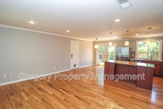8005 NE 142nd St in Kirkland, WA - Building Photo - Building Photo