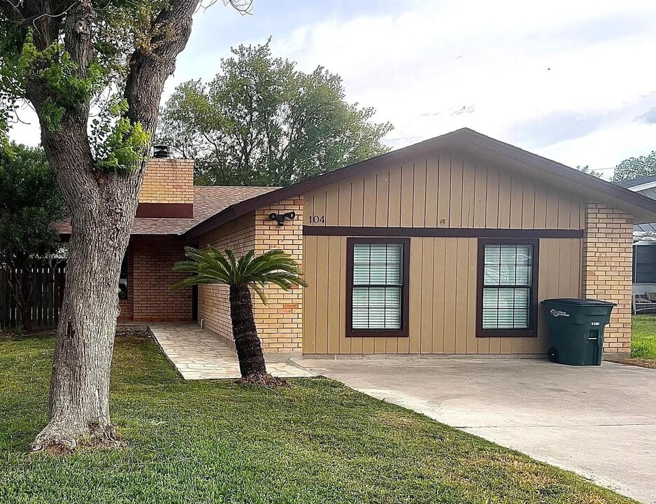 104 Garden Crest Cir in Del Rio, TX - Building Photo