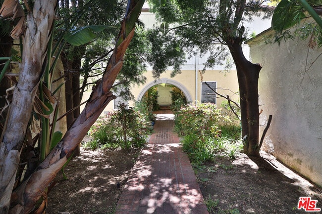9066 Shoreham Dr in West Hollywood, CA - Building Photo - Building Photo