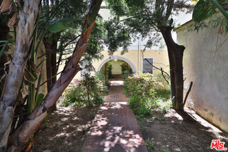 9066 Shoreham Dr in West Hollywood, CA - Foto de edificio - Building Photo