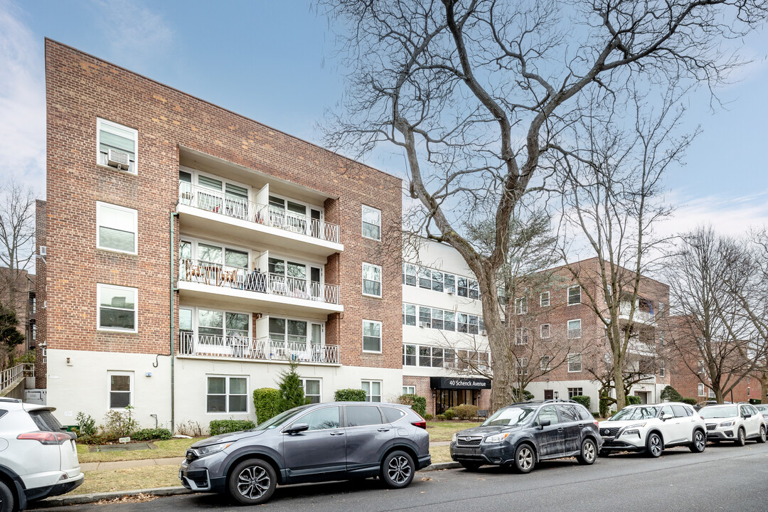 40 Schenck Ave in Great Neck, NY - Building Photo