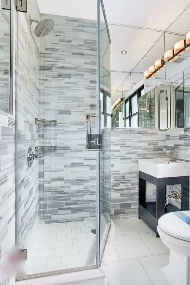 East 105th Street, Unit 10 in New York, NY - Building Photo - Building Photo