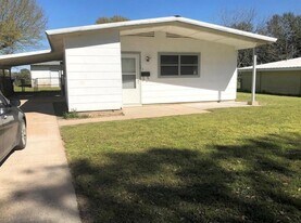 718 Hogan Dr in Rockdale, TX - Building Photo