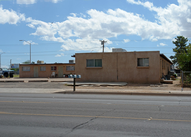 701-705 W Irvington Rd in Tucson, AZ - Foto de edificio - Building Photo