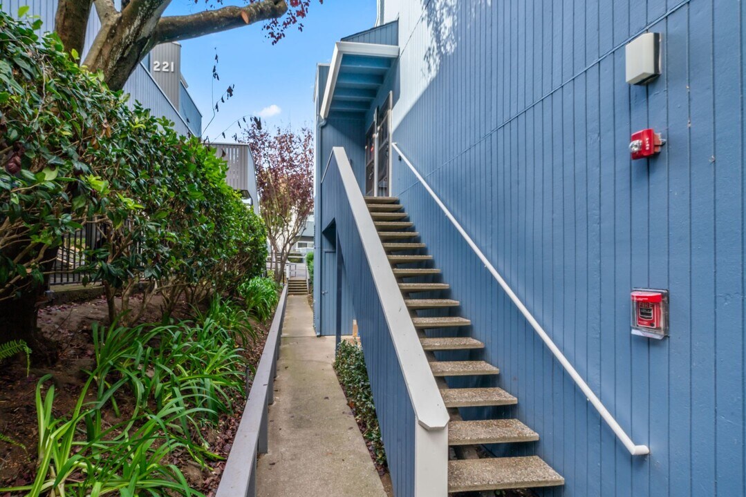 223 A-H Boardwalk Ave in San Bruno, CA - Building Photo