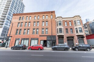 166 W Grand Ave in Chicago, IL - Building Photo