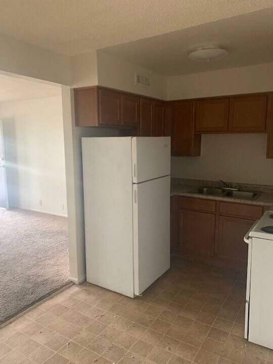 555 S Royal Crest Cir in Las Vegas, NV - Building Photo