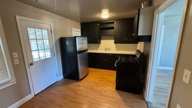 1235 W Griffith Way in Fresno, CA - Building Photo - Building Photo