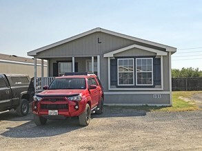 Carrizo Housing Facility in Carrizo Springs, TX - Building Photo - Building Photo