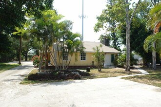 8975 Burma Rd in Palm Beach Gardens, FL - Foto de edificio - Building Photo