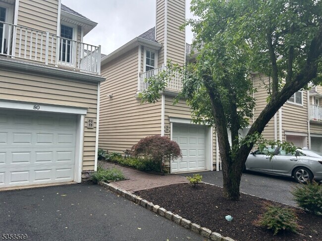 74 Springholm Dr in Berkeley Heights, NJ - Building Photo - Building Photo