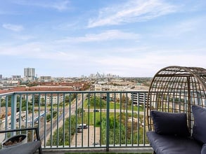 5925 Almeda Rd, Unit 107 in Houston, TX - Foto de edificio - Building Photo