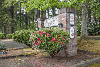 Regency Park Condominiums in Tacoma, WA - Building Photo - Building Photo