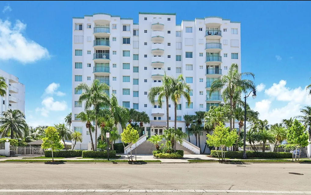 18000 N Bay Rd, Unit 204 in Sunny Isles Beach, FL - Foto de edificio