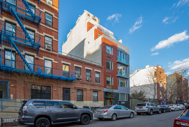 331 E Eighth St in New York, NY - Foto de edificio - Building Photo