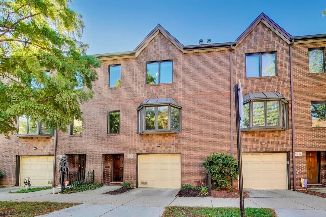 2305 W Thomas St in Chicago, IL - Building Photo