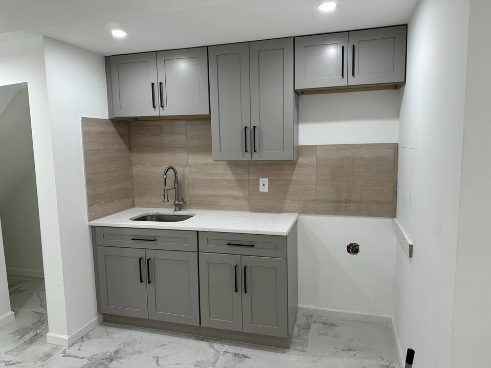 996 Halsey St in Brooklyn, NY - Building Photo
