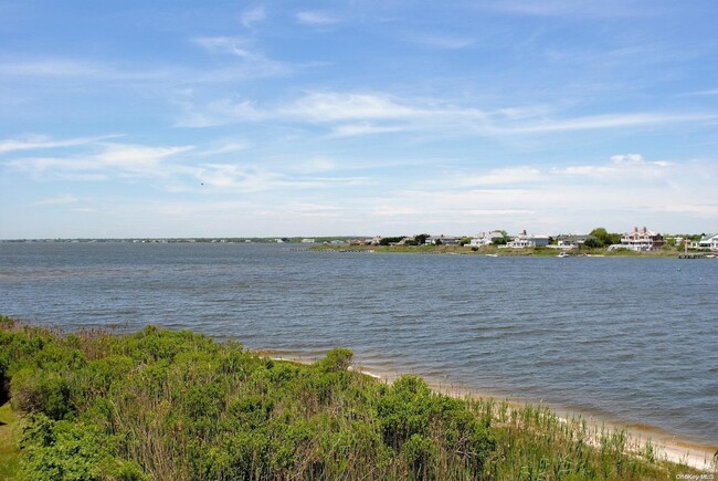 250 Dune Rd in Westhampton Beach, NY - Building Photo - Building Photo