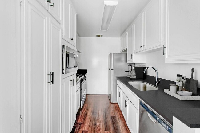 Centinela Apartments in Los Angeles, CA - Foto de edificio - Building Photo