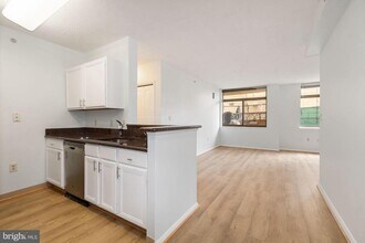 7111 Woodmont Ave in Chevy Chase, MD - Foto de edificio - Building Photo