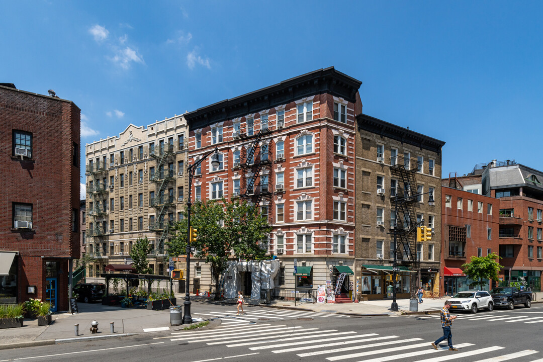 25 Charles St in New York, NY - Building Photo