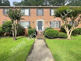 2202 Montreat Cir in Vestavia Hills, AL - Building Photo
