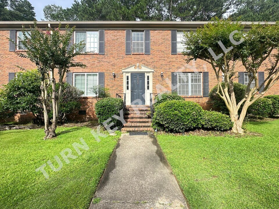 2202 Montreat Cir in Vestavia Hills, AL - Building Photo