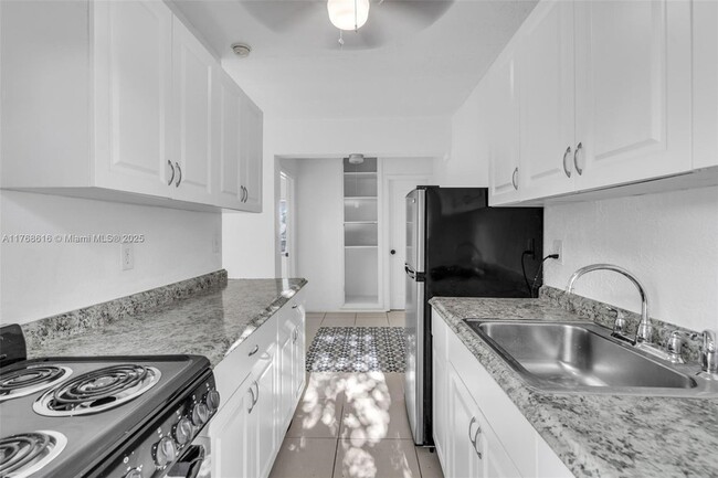 601 NW 90th St, Unit 8 in El Portal, FL - Foto de edificio - Building Photo