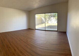 1115 W Avenue H6 in Lancaster, CA - Foto de edificio - Building Photo