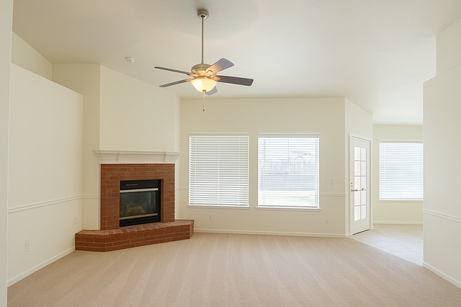 1077 W Saffron St in Hanford, CA - Building Photo - Building Photo