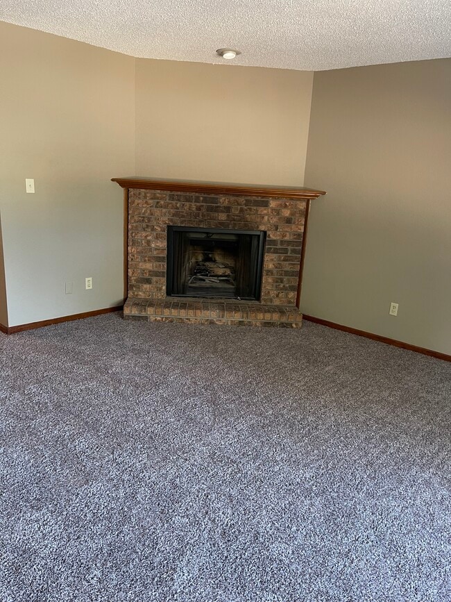 503 NW 3rd St in Blue Springs, MO - Foto de edificio - Building Photo