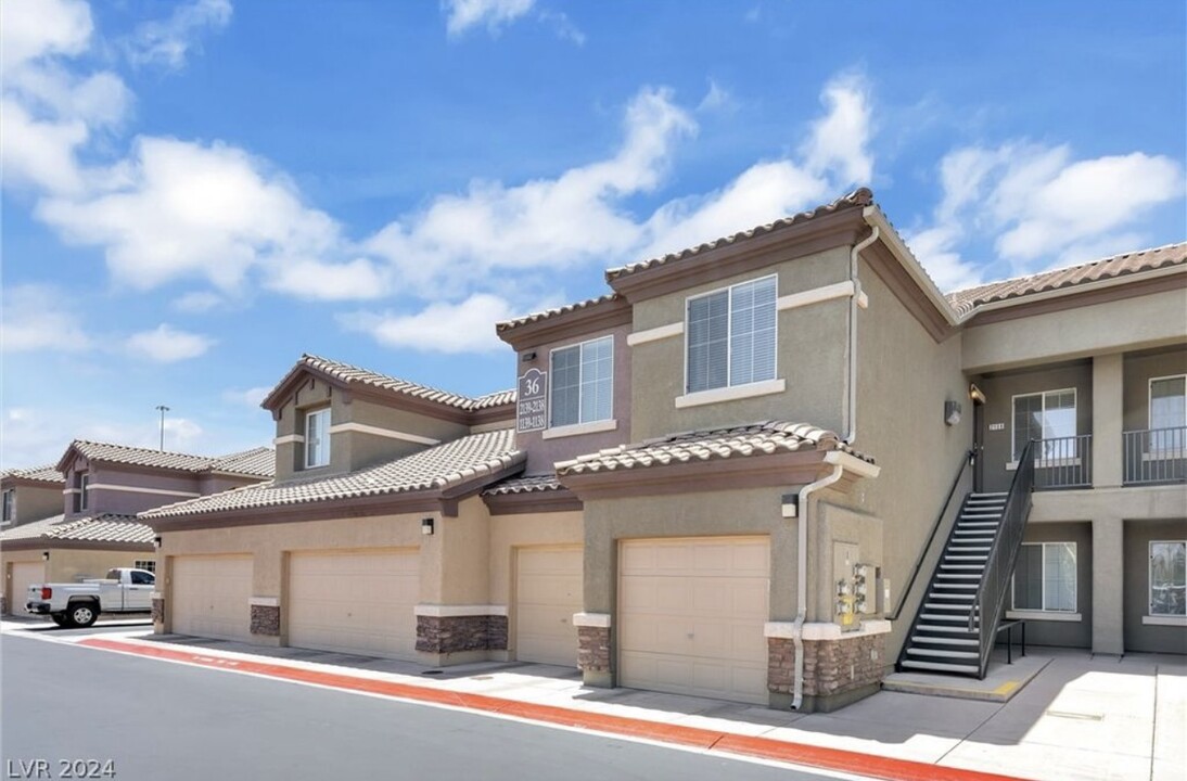 6868 Sky Pointe Dr in Las Vegas, NV - Building Photo