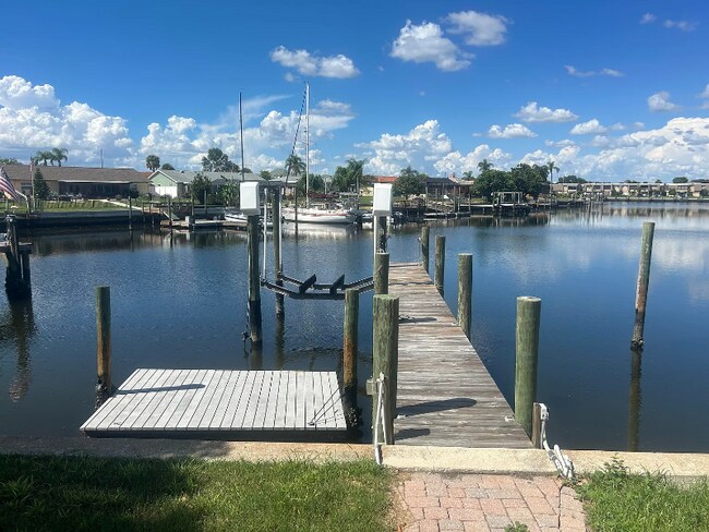 6416 Lake Sunrise Dr in Apollo Beach, FL - Building Photo - Building Photo