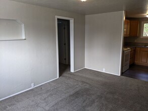 1443 N 10th St in Springfield, OR - Building Photo - Building Photo