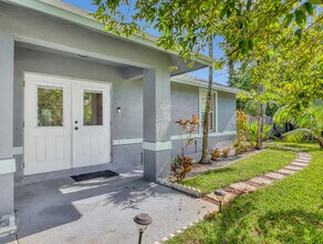 1950 Wisteria St in Wellington, FL - Foto de edificio - Building Photo