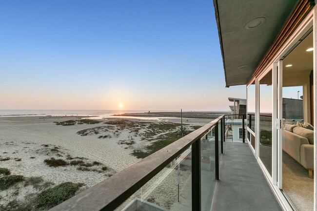 7310 W Oceanfront in Newport Beach, CA - Building Photo - Building Photo