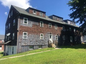 24 Wedgewood Dr in Griswold, CT - Building Photo