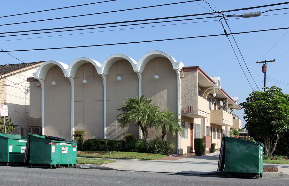 8111 Stewart and Gray Rd in Downey, CA - Foto de edificio