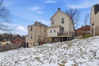 1210 Round Top St in Pittsburgh, PA - Foto de edificio - Building Photo