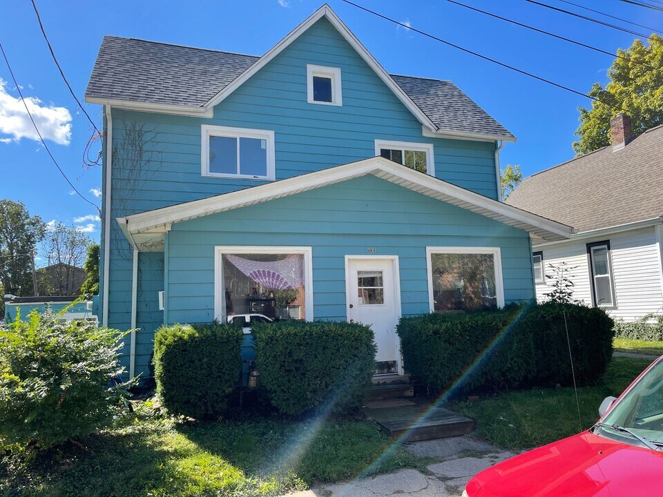 323 W Lutz Ave in West Lafayette, IN - Building Photo