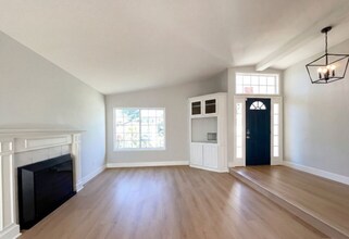 26842 Palacete Dr in Santa Clarita, CA - Foto de edificio - Building Photo