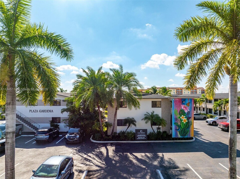 1310 W 29th St in Hialeah, FL - Foto de edificio