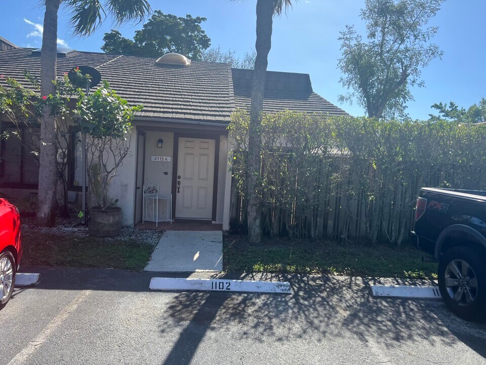 4131 Palm Bay Cir in West Palm Beach, FL - Building Photo