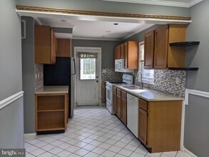 137 Holden Dr in Manassas Park, VA - Building Photo - Building Photo