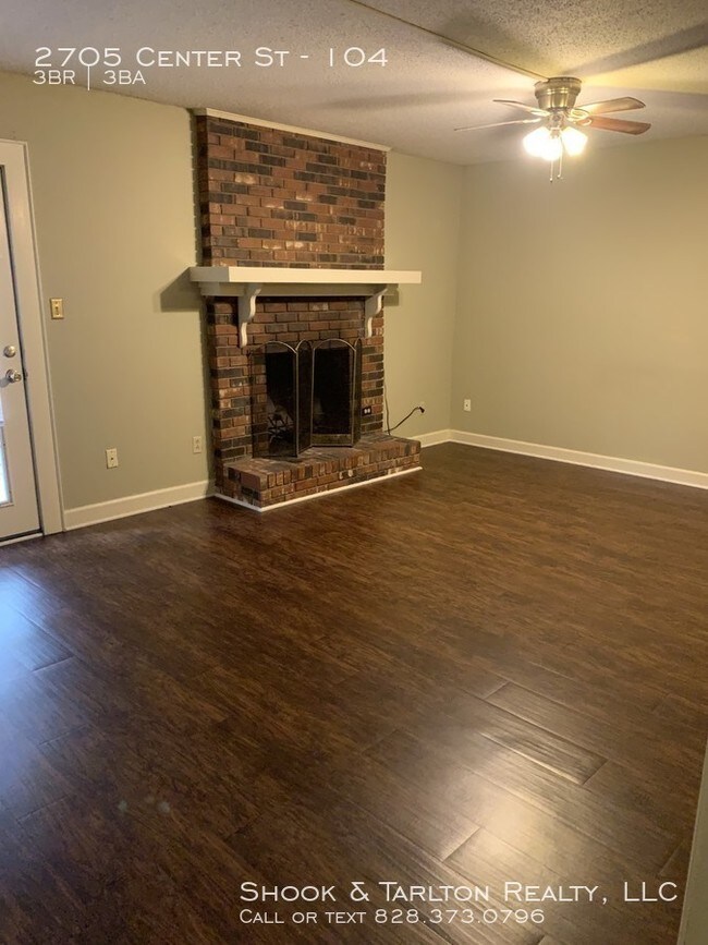 2705 N Center St-Unit -104 in Hickory, NC - Building Photo - Building Photo