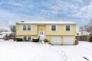 7617 Fitzpatrick Dr in Liverpool, NY - Building Photo