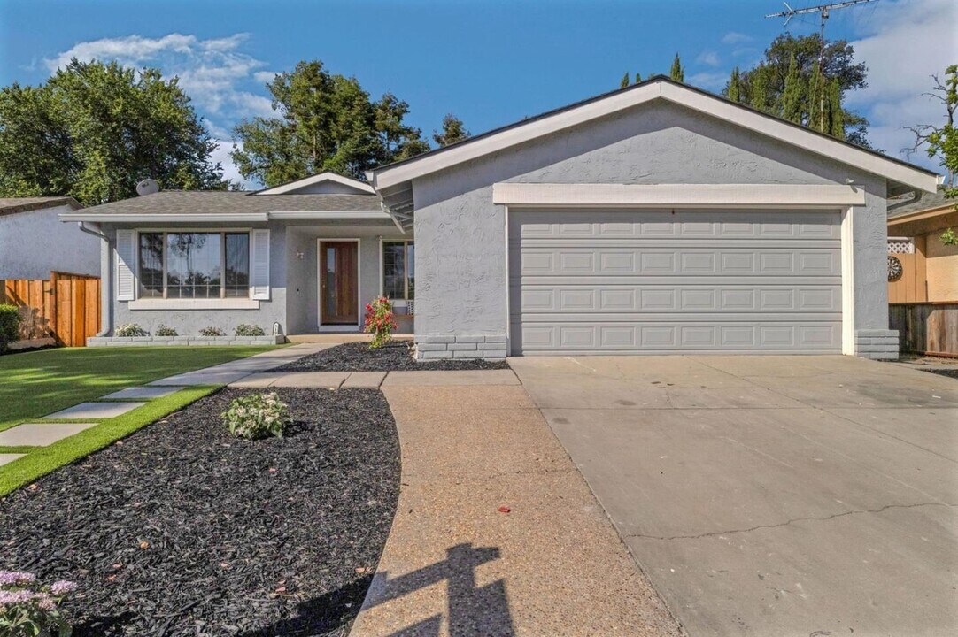5194 Running Bear Dr in San Jose, CA - Building Photo