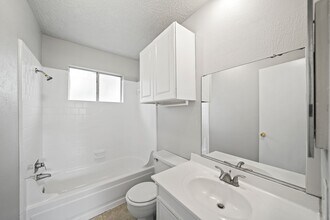 303 Hearthside Cir in League City, TX - Building Photo - Building Photo