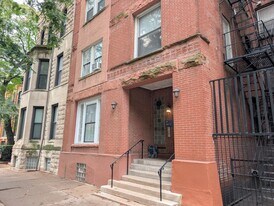 14 W Chestnut St, Unit 1M in Chicago, IL - Building Photo
