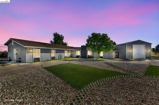 59 Old Stagecoach Rd in Brentwood, CA - Building Photo